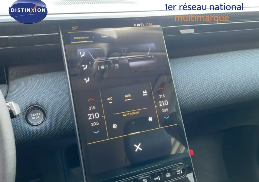 Vue rapprochée de l’écran tactile central du tableau de bord du Citroën C5 Aircross Hybrid 2026, intérieur noir.