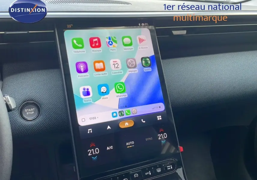 Vue intérieure centrée sur l'écran tactile vertical du tableau de bord du Citroën C5 Aircross Hybrid 2026.