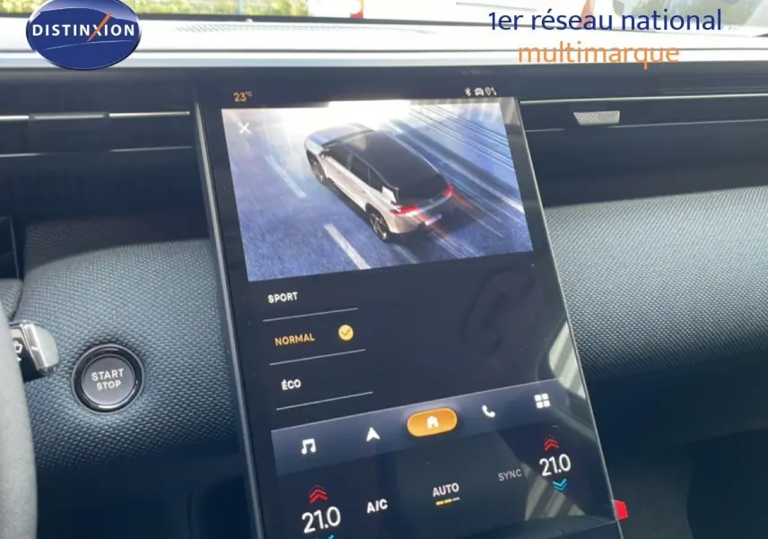 Écran central tactile du Citroën C5 Aircross Hybrid 2026 montrant le mode de conduite, intérieur noir visible.