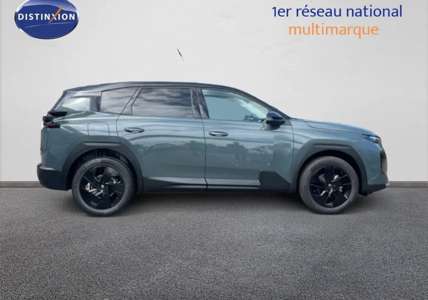 Profil latéral droit du Citroën C5 Aircross Hybrid 145ch en vert Astoria métallisé avec jantes noires et toit noir.