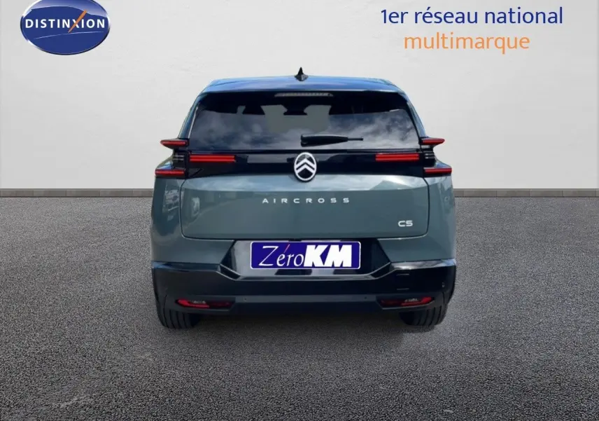 Vue arrière d'un Citroën C5 Aircross Hybrid 145ch en vert Astoria métal avec feux LED horizontaux et vitrage teinté.