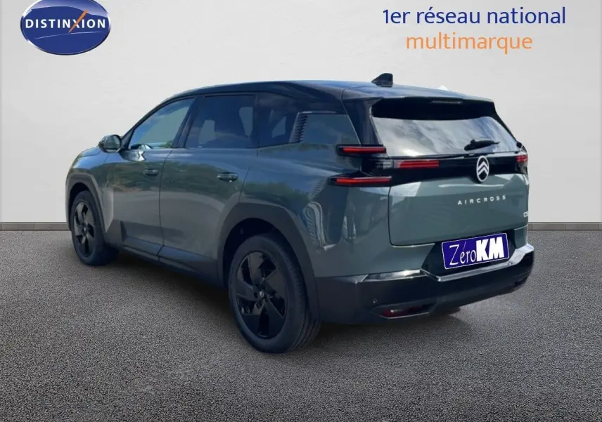 Vue 3/4 arrière droite du Citroën C5 Aircross Hybrid vert Astoria métallisé avec jantes noires et feux arrière LED.