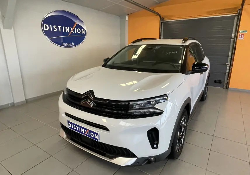 Citroën C5 Aircross Hybride blanc Okenite vue 3/4 avant droit en intérieur avec jantes alliage biton.