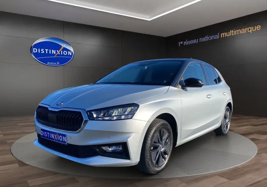 Vue 3/4 avant d'une Skoda Fabia 2024 gris clair avec toit noir et jantes au design moderne.