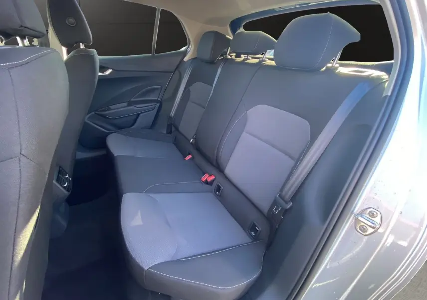 Banquette arrière en tissu gris et noir avec appuie-têtes, vue côté droit de la Skoda Fabia 2024 style.
