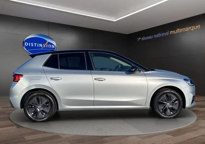 Profil droit d'une Skoda Fabia 1.0 TSI EVO 95 Style 2024 en gris clair avec toit noir et jantes modernes.