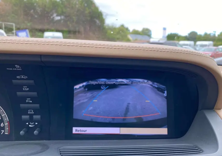 Écran central de la Mercedes Classe S 600 L 2007 montrant la caméra de recul avec guidage de trajectoire.