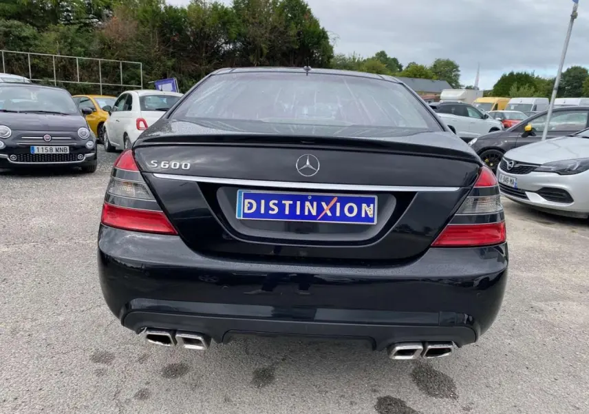Vue arrière d'une Mercedes Classe S 600 L noire avec double sortie d'échappement AMG et logo S600 visible.