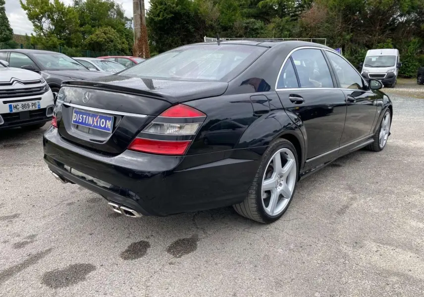 Mercedes Classe S 600 L noire vue 3/4 arrière droit, avec jantes AMG 20 pouces et double sortie d'échappement AMG.