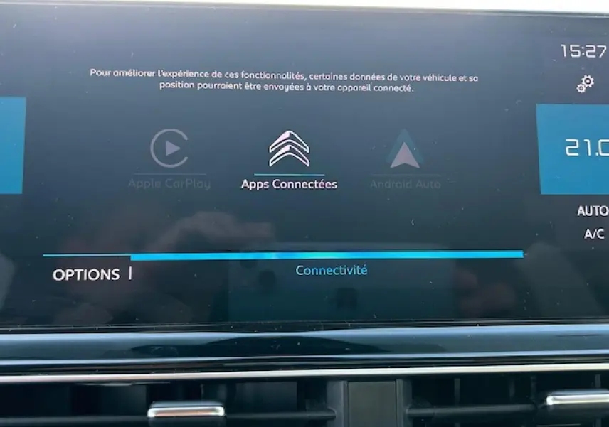 Écran tactile central du tableau de bord du Citroën C5 Aircross gris platinium, affichant les options de connectivité.
