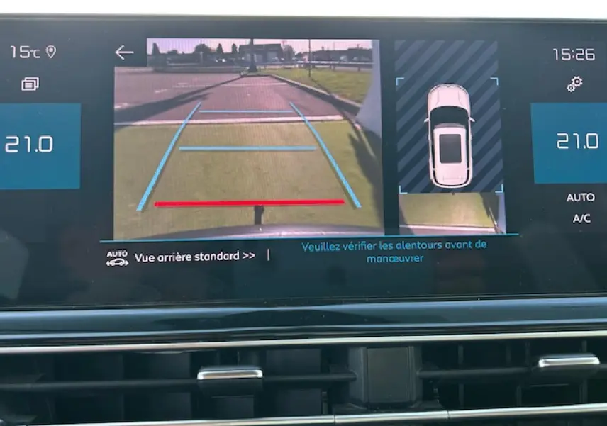 Affichage de la caméra de recul et vue 360° sur l'écran du tableau de bord du Citroën C5 Aircross gris platinium 2022.