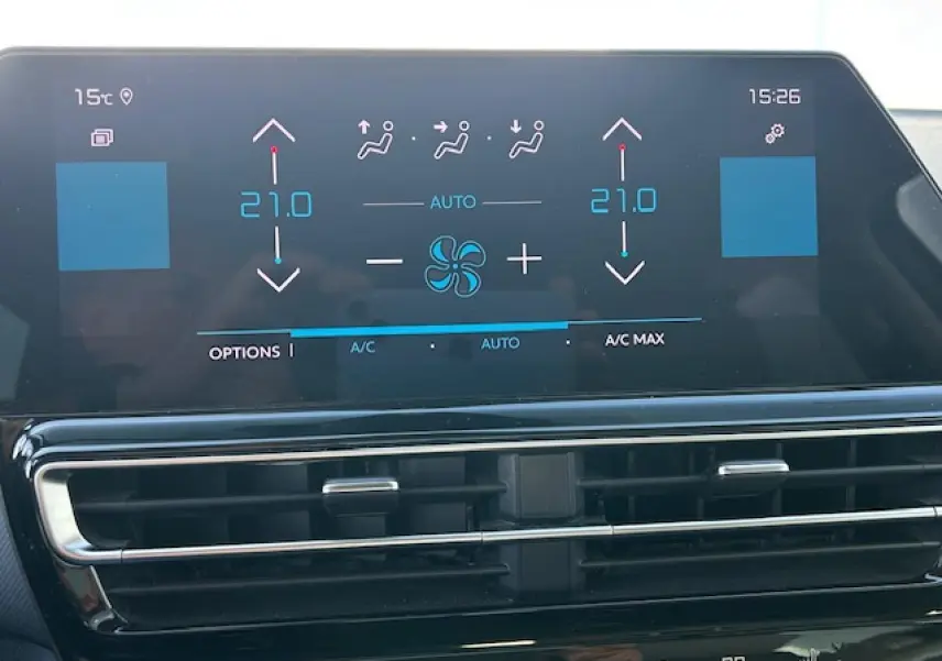 Écran tactile central affichant la climatisation automatique à 21°C dans un Citroën C5 Aircross gris platinium.