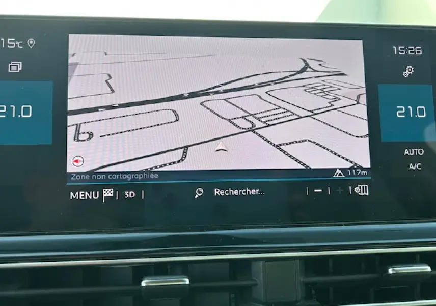 Écran tactile du GPS couleur affichant une carte en 3D dans l'habitacle du Citroën C5 Aircross 2022.