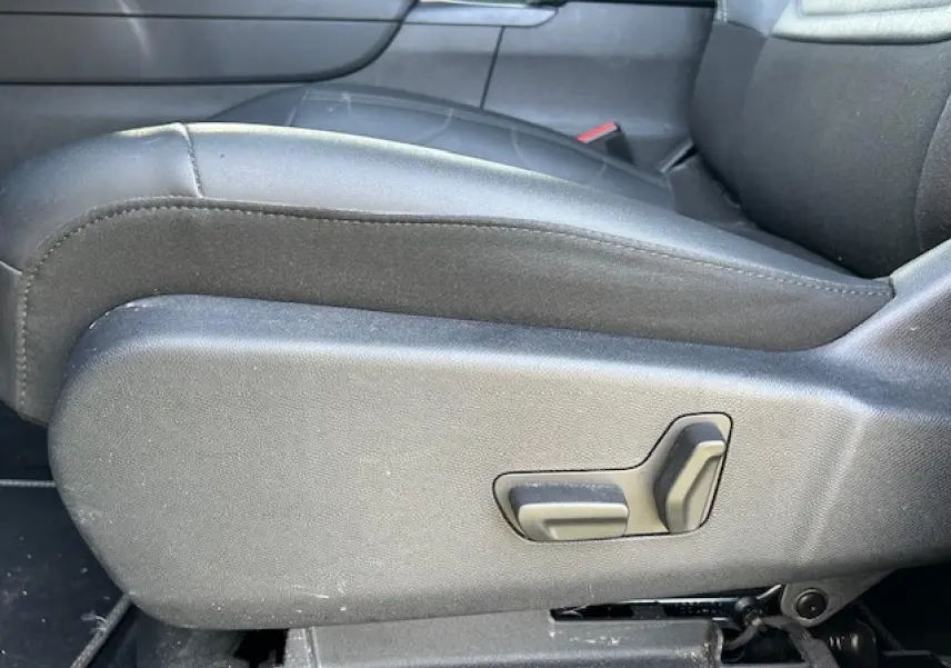 Détail du réglage électrique du siège avant droit en cuir noir du Citroën C5 Aircross Gris Platinium.