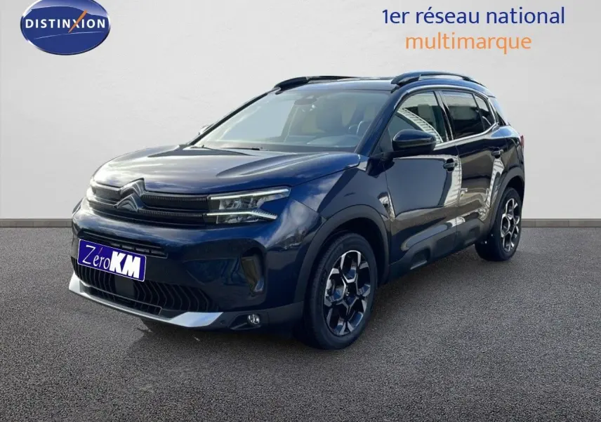 Citroën C5 Aircross bleu Eclipse Metal vu en 3/4 avant droit avec jantes noires et toit noir.