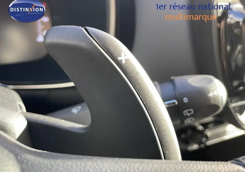 Gros plan sur la palette de changement de vitesse droite dans l'habitacle du Citroën C5 Aircross bleu Eclipse Metal.