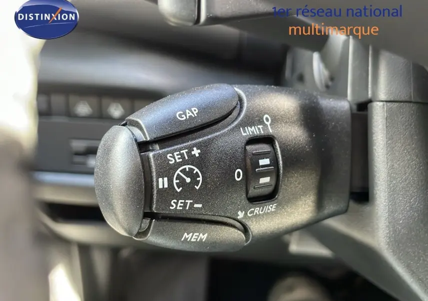 Gros plan sur la commande de régulateur de vitesse du Citroën C5 Aircross 2025, intérieur noir.