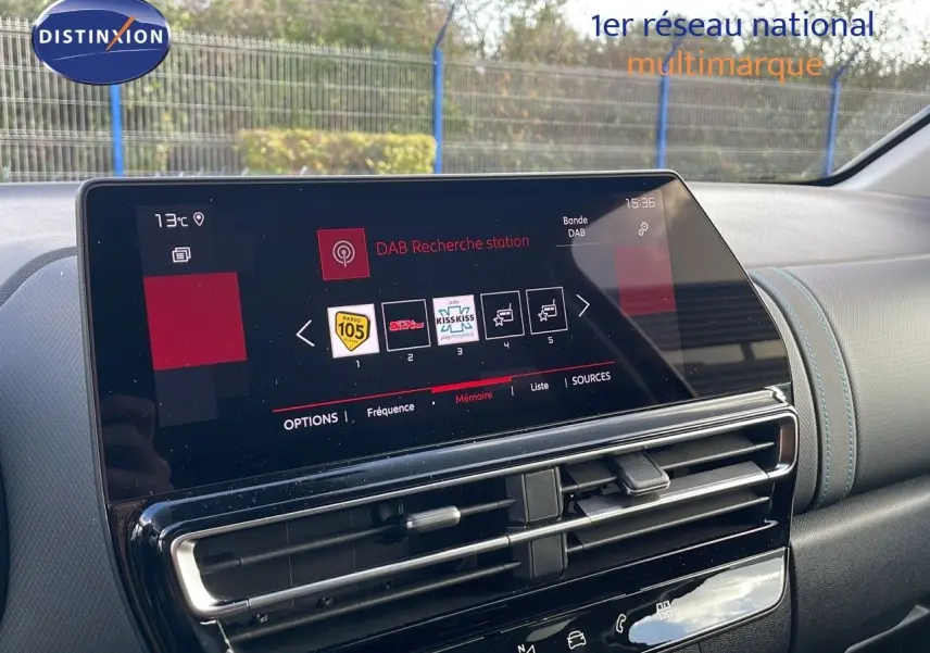 Écran tactile central du tableau de bord du Citroën C5 Aircross 2025, affichant la recherche de stations DAB.