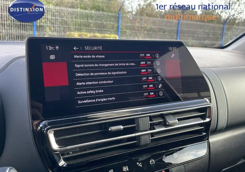 Écran tactile central affichant les options de sécurité dans l'habitacle du Citroën C5 Aircross 2025.