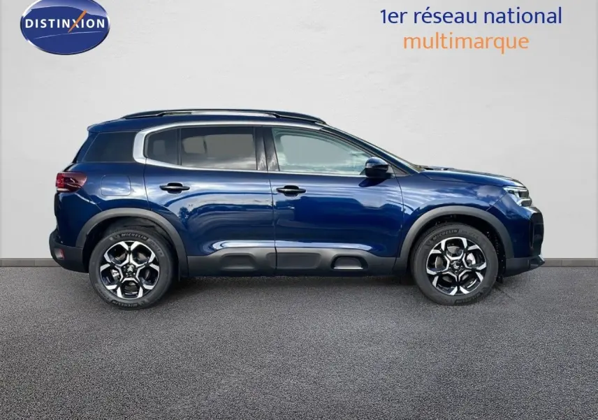 Profil droit d'un Citroën C5 Aircross 2025 bleu Eclipse Metal avec jantes noires et détails noirs contrastants.