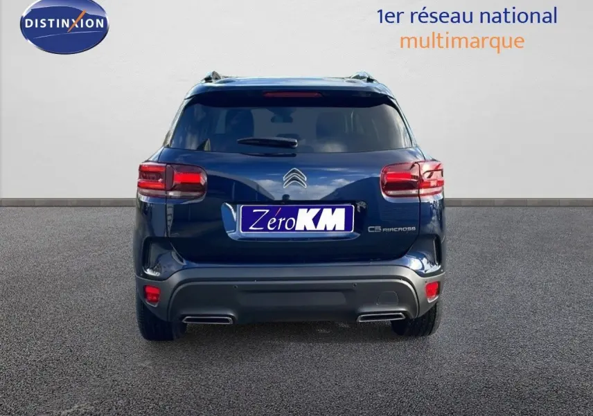 Vue arrière d'un Citroën C5 Aircross bleu Eclipse Metal 2025 avec feux LED et double sortie d'échappement.