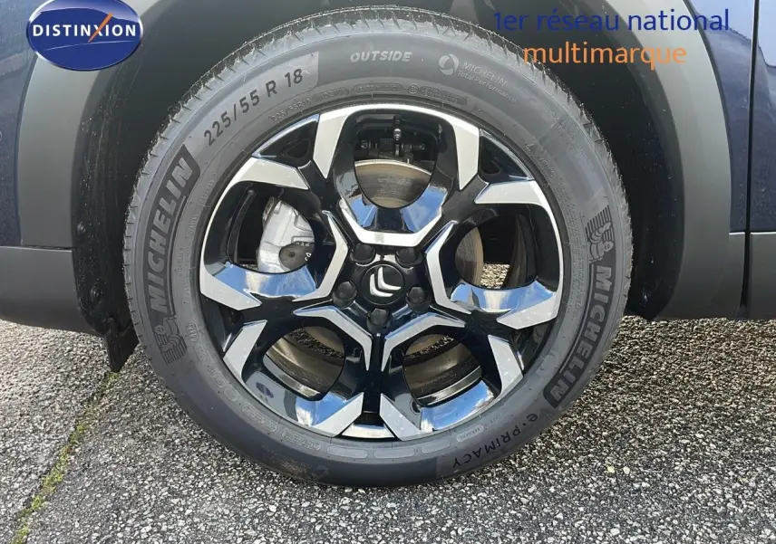 Gros plan sur la roue avant gauche du Citroën C5 Aircross bleu Eclipse Metal avec jante alliage noire et argentée.