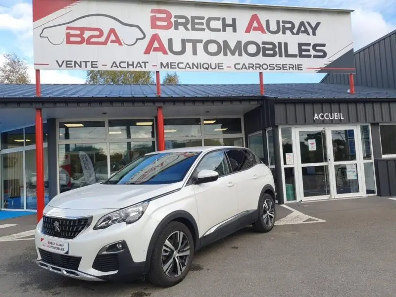 Peugeot 3008 blanc nacré vue 3/4 avant droit devant un garage Brech Auray Automobiles.