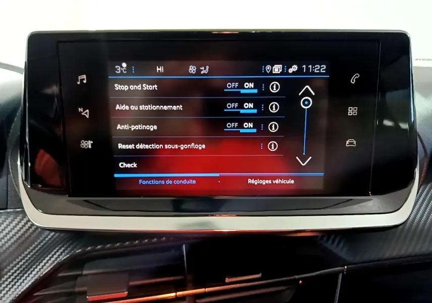 Écran tactile central du tableau de bord de la Peugeot 2008, affichant les réglages d’aide à la conduite.