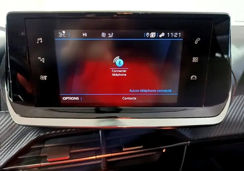 Écran tactile central du tableau de bord de la Peugeot 2008 gris clair, affichant la connexion Bluetooth téléphone.