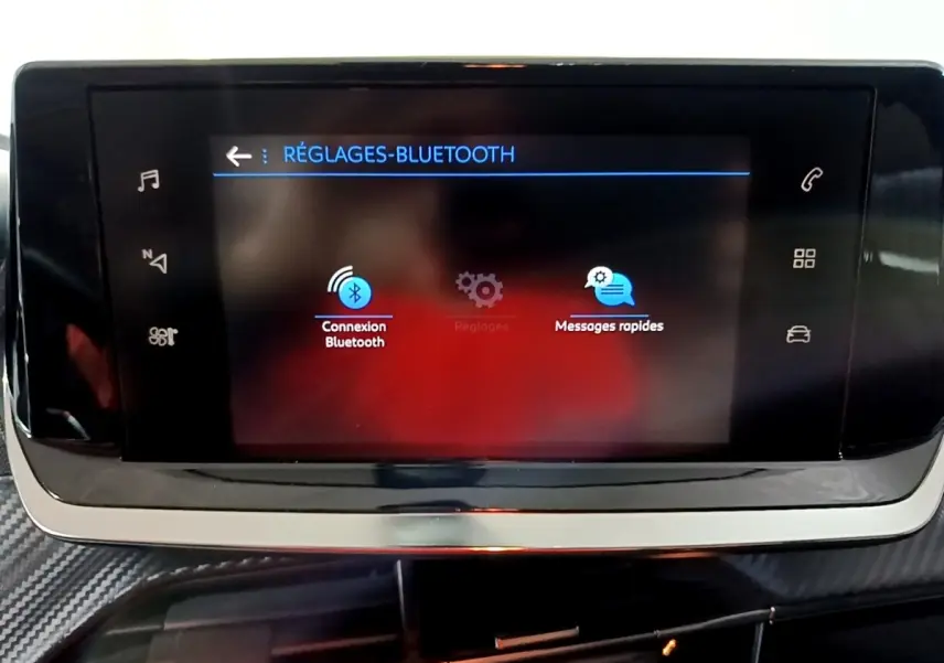 Écran tactile central du tableau de bord du Peugeot 2008 gris clair affichant les réglages Bluetooth.