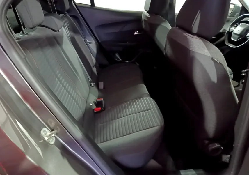 Vue intérieure côté gauche sur la banquette arrière noire du Peugeot 2008 gris clair, avec sièges tissu et ceintures visibles.