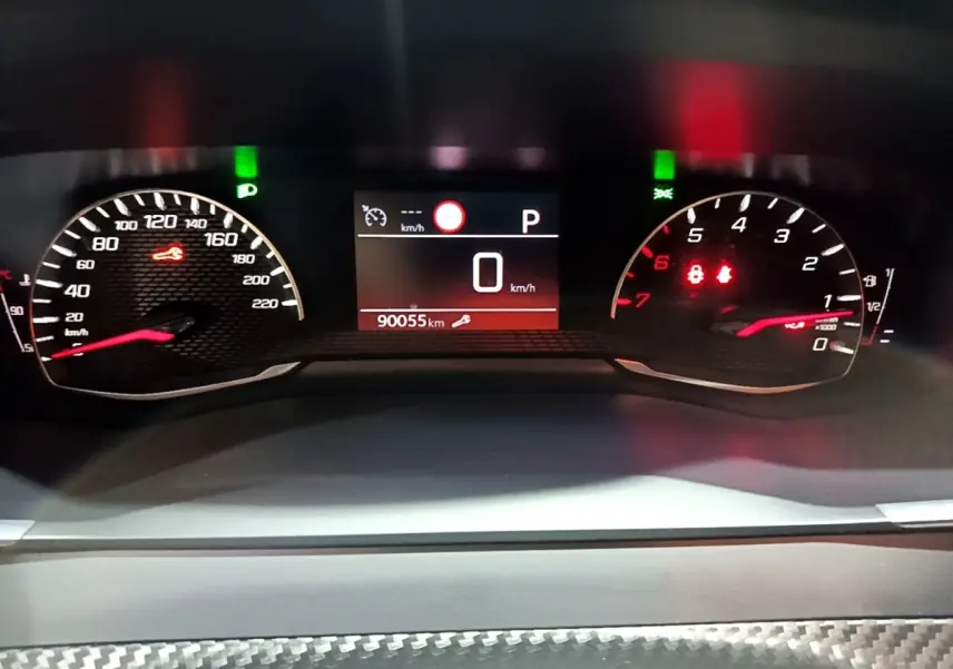 Tableau de bord numérique du Peugeot 2008 gris clair, affichage vitesse à 0 km/h et compteur kilométrique à 90055 km.