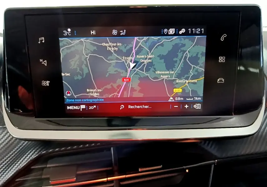 Écran tactile central du système de navigation de la Peugeot 2008 gris clair, affichant une carte routière en intérieur.