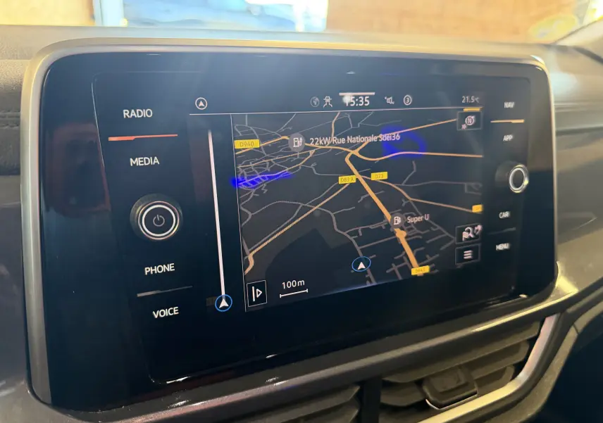 Écran tactile central du Volkswagen T-Roc bleu 2022, affichant la navigation GPS avec carte routière détaillée.