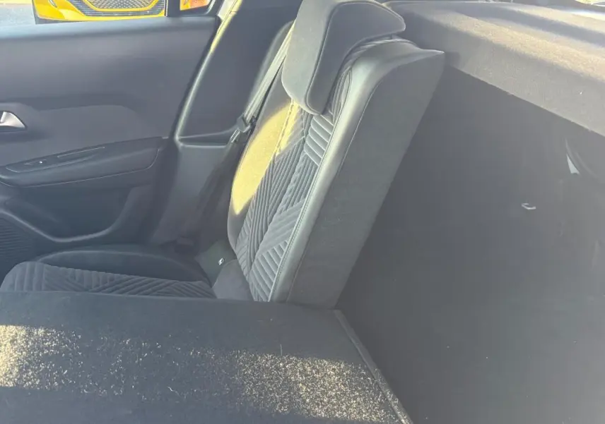 Vue intérieure côté droit montrant le siège arrière rabattable en tissu gris de la Lancia Ypsilon 2025.