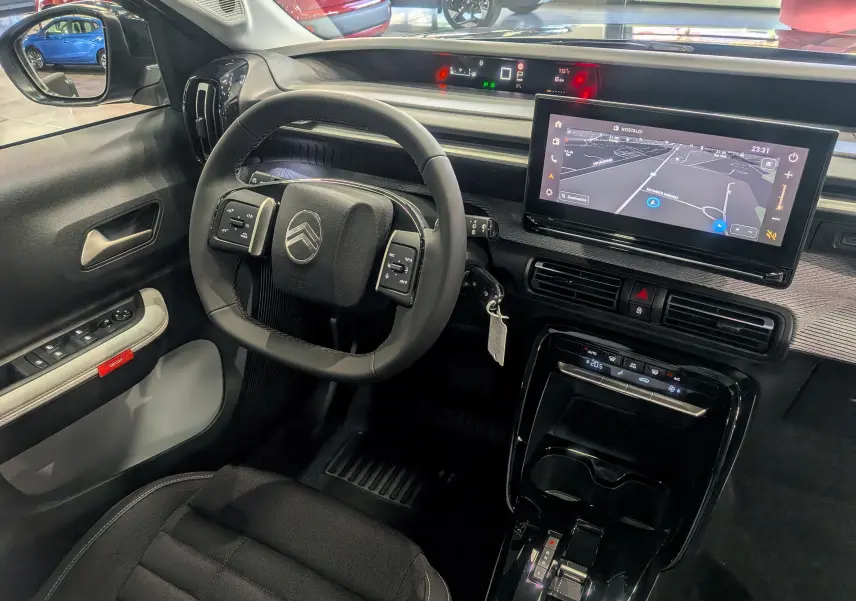 Vue intérieure côté conducteur de la Citroën C3 Aircross 2026 hybride, avec tableau de bord numérique et écran tactile central.
