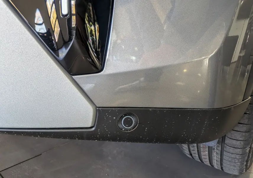 Détail du capteur de stationnement sur le pare-chocs arrière gris Mercury du Citroën C3 Aircross hybride 2026.