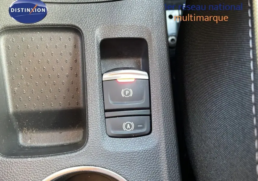 Gros plan sur les commandes de frein à main électrique et arrêt automatique du Renault Symbioz gris cassiopée, intérieur tissu noir.