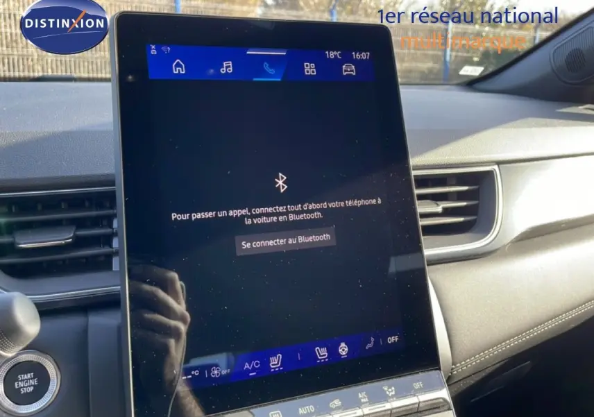 Vue intérieure centrée sur l'écran tactile du tableau de bord de la Renault Symbioz gris cassiopée métal, affichant la connexion Bluetooth.