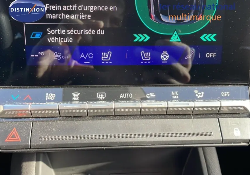 Intérieur de la Renault Symbioz 2025, vue sur la console centrale avec commandes climatisation et écran tactile affichant les options sécurité.