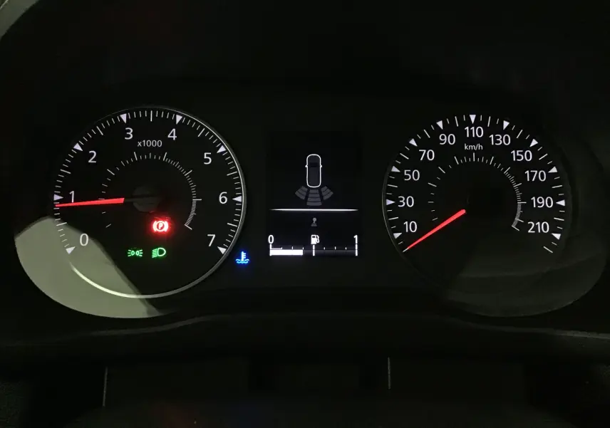 Gros plan sur le tableau de bord du Renault Express Van blanc, affichant compte-tours, vitesse et indicateurs lumineux.