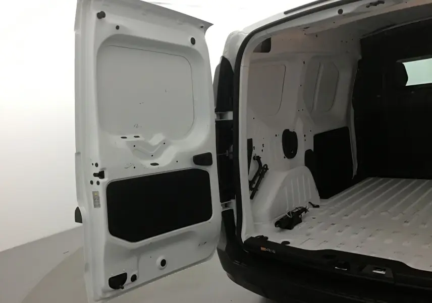Vue intérieure arrière du Renault Express Van blanc 2021 avec porte ouverte montrant l'espace de chargement vide.