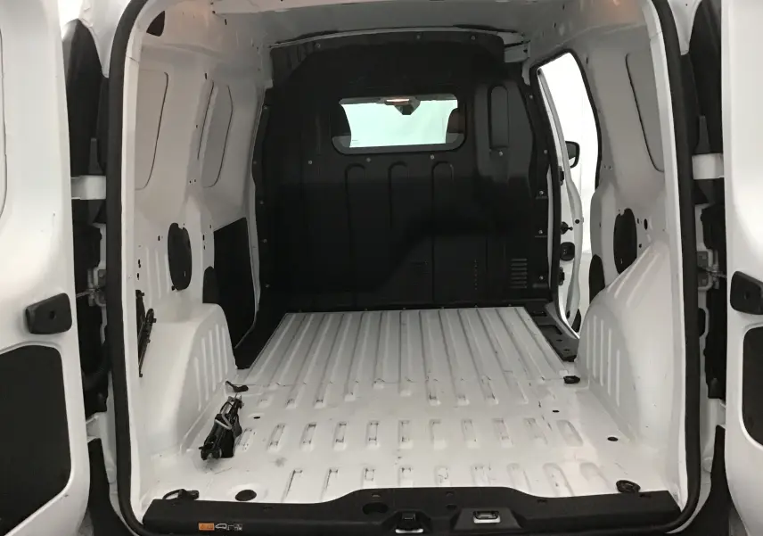 Vue intérieure arrière du Renault Express Van blanc 2021, montrant l'espace de chargement vide et la cloison noire.