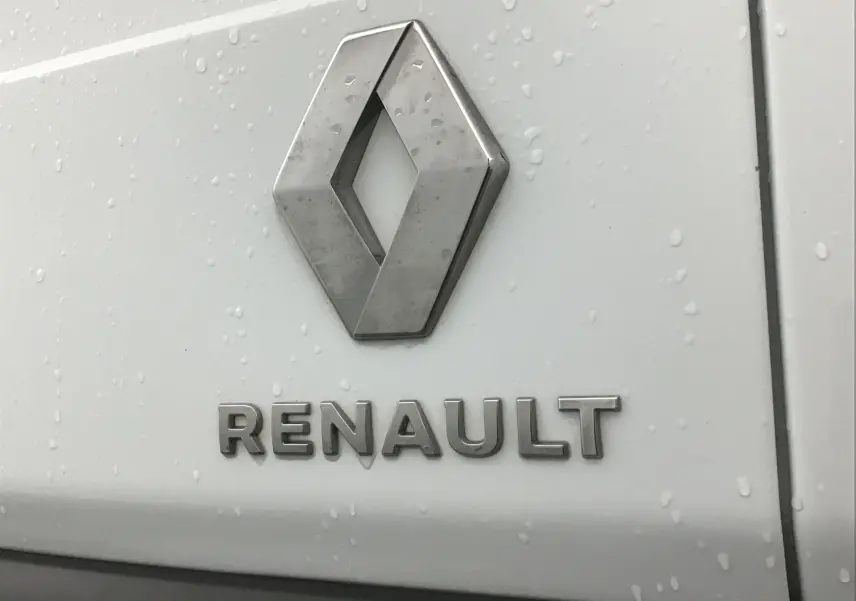 Gros plan sur l'emblème Renault en métal sur la porte arrière blanche d'un utilitaire Express Van 2021.
