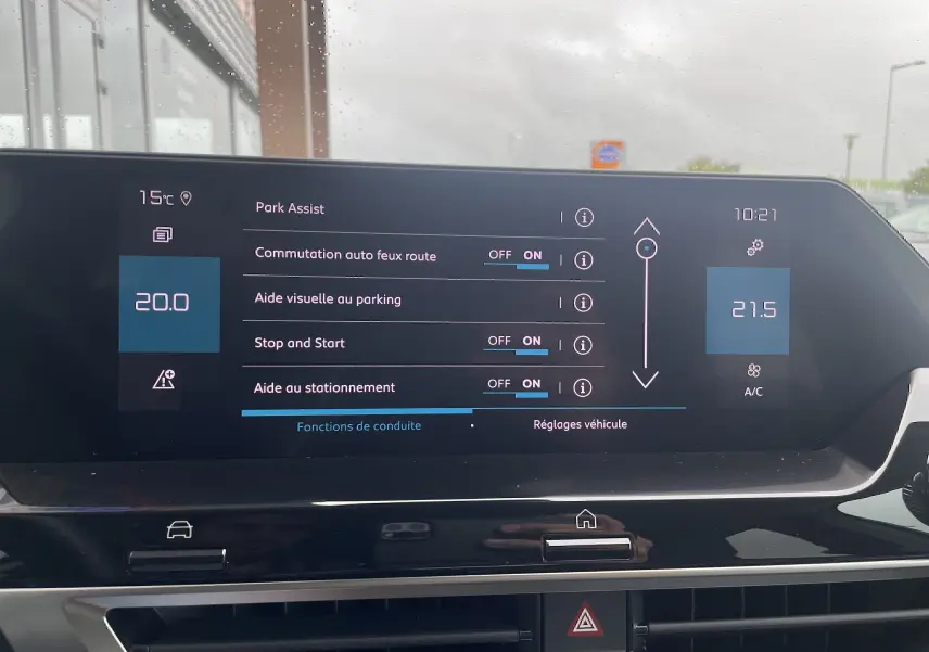 Écran tactile central de la Citroën C4 blanche 2022 affichant les aides à la conduite et la climatisation.