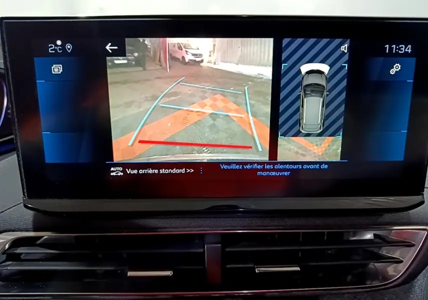Écran tactile intérieur du Peugeot 3008 noir montrant la caméra de recul avec guidage et vue 360° du véhicule.
