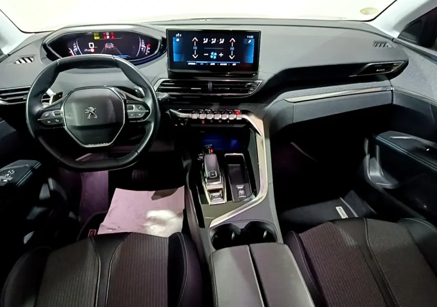 Intérieur Peugeot 3008 noir vue avant du poste de conduite avec volant cuir, écran tactile central et levier de boîte automatique.