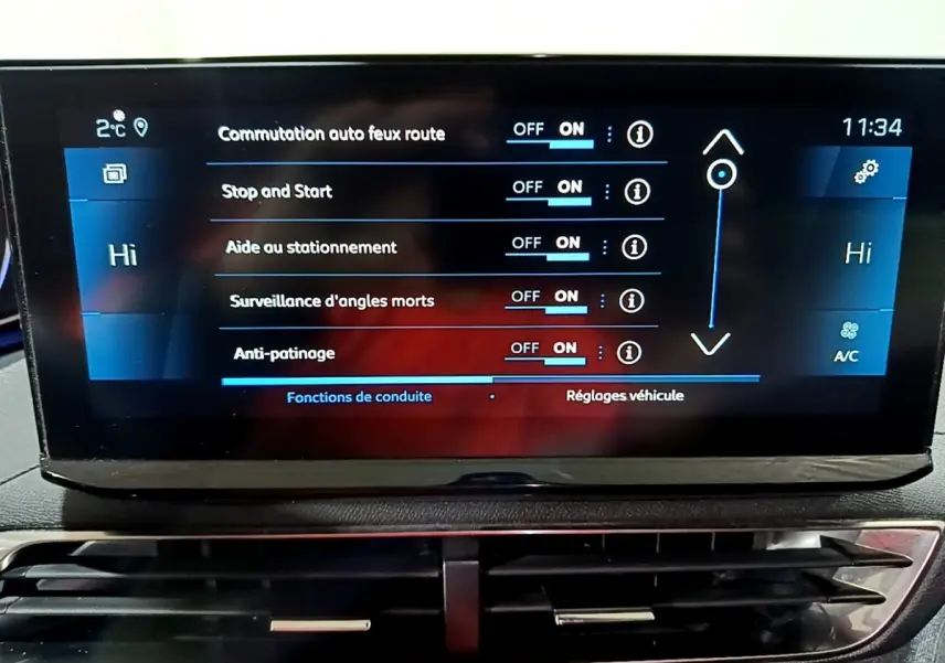 Écran tactile central du Peugeot 3008 noir 2022 affichant les réglages d'aide à la conduite et climatisation.