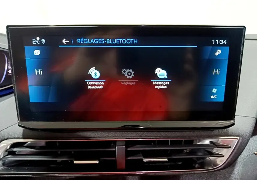 Écran tactile central affichant les réglages Bluetooth du Peugeot 3008 noir, vue intérieure frontale rapprochée.
