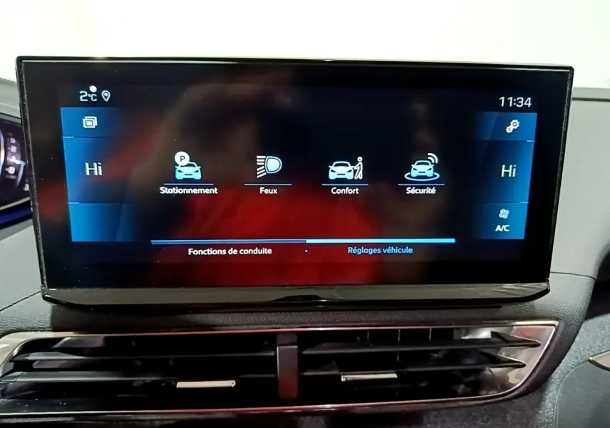 Écran tactile central du tableau de bord du Peugeot 3008 noir, affichant les fonctions de conduite et réglages véhicule.